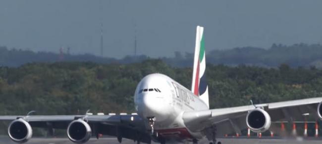阿联酋航空公司“巨型铁鸟”A380空中巴士降落德国遇狂风惊险降落