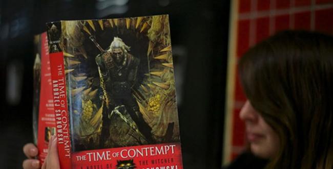 新版的《猎魔士》小说以电子游戏的主角造型为封面。