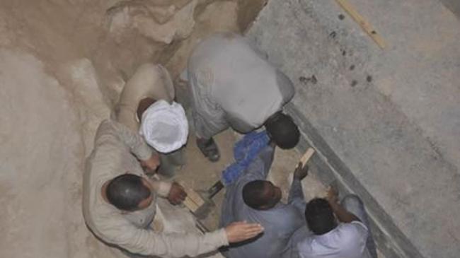 埃及科学家在亚历山大港神秘黑色石棺中发现三具受到破坏的木乃伊