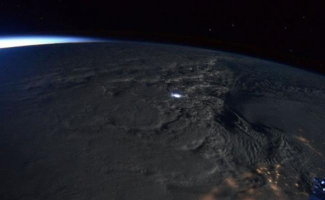 美国太空总署发布的太空照片显示一股暴风雪正在吹袭美国东岸