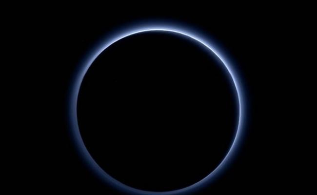 冥王星大气层略带蓝色