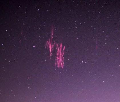 意大利摄影师拍到罕见红色闪电精灵