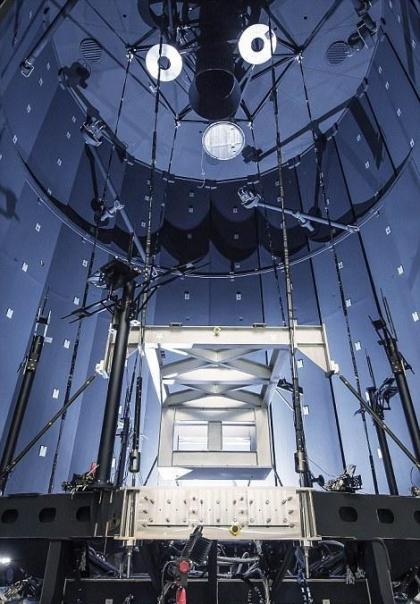 詹姆斯・韦伯太空望远镜的定点位置距离地球大约160万公里，一旦望远镜完成组装后升空，科学家将对宇宙进行更深入的观测，这是哈勃望远镜所不具备的。因此，望远镜在地面