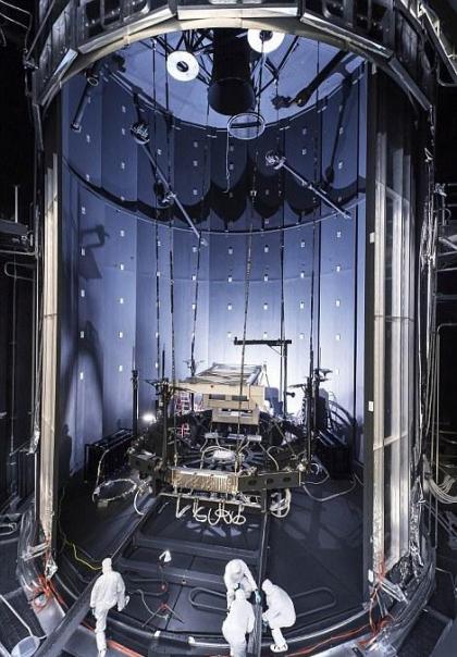 摄影师克里斯・甘恩拍摄到詹姆斯・韦伯太空望远镜在真空室内的照片，工程师和技术人员穿着无菌服对望远镜进行测试，进入宇宙空间的人类物体都需要经过严格的灭菌处理，而在