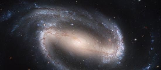 这幅图并非是银河系，而是另外一个名为NGC 1300的条纹螺旋星系，与银河系结构相似，它也有两个主要的旋臂，但银河系的整体结构明显要更加复杂。