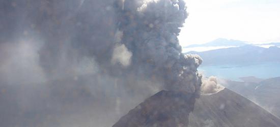 俄罗斯堪察加半岛卡雷姆火山13日喷发
