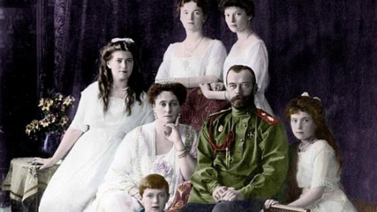 末代沙皇尼古拉二世的全家福照片。前排最右者即为小公主安娜塔西亚。