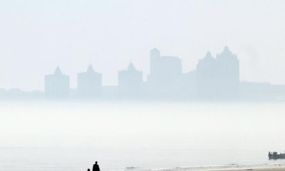 山东省烟台市近日出现海滋奇观，使远处的楼群仿佛“悬浮”在空中。