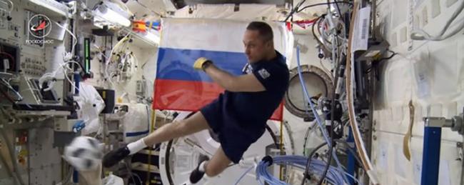俄罗斯宇航员欢庆世界杯 在国际空间站上踢足球
