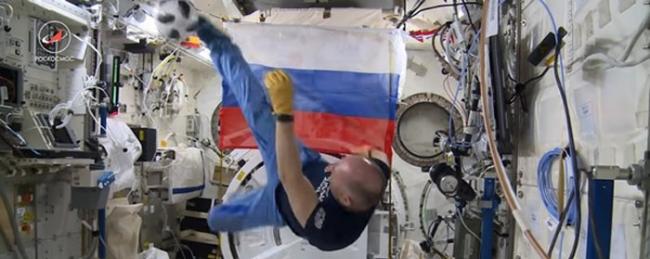 俄罗斯宇航员欢庆世界杯 在国际空间站上踢足球