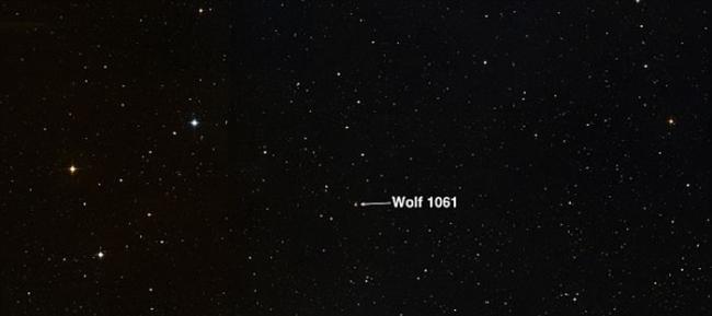 Wolf 1061恒星系统（中）所处的位置。左下角为蛇夫座球状星团M107。