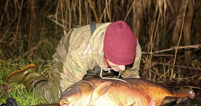 英国男子Dean Fletcher钓起31公斤鲤鱼，是全英捕获最大淡水鱼
