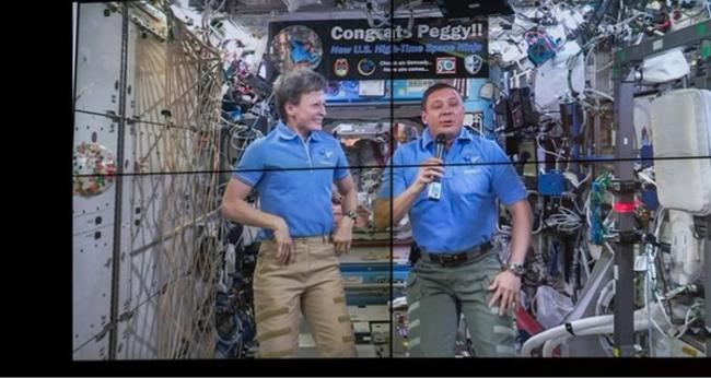 美国总统川普与国际空间站女太空人Peggy Whitson通话时表示：还好我不用喝尿