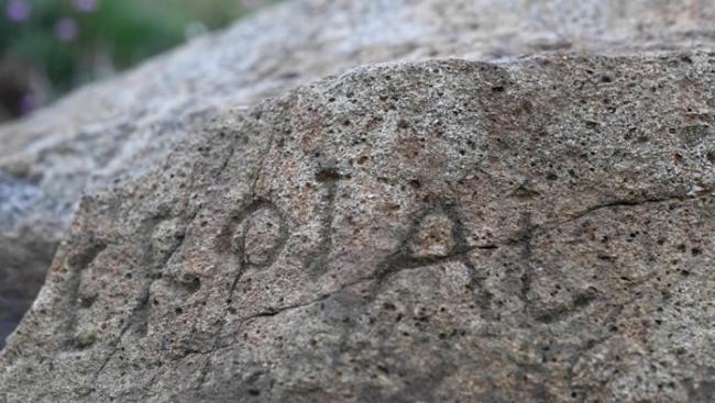 法国小镇普卢加斯泰多拉岩石刻满230年神秘文字 2000欧元奖金盼达人破解