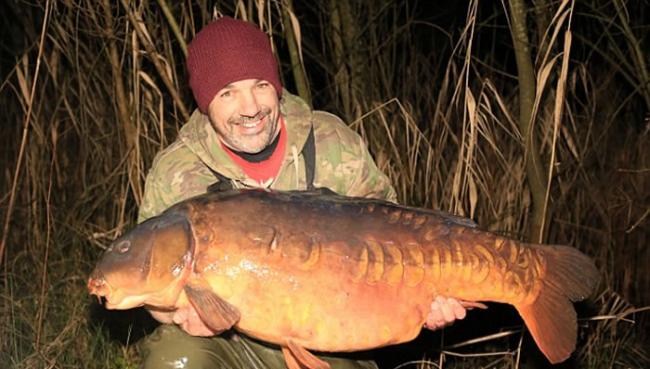 英国男子Dean Fletcher钓起31公斤鲤鱼 是全英捕获最大淡水鱼