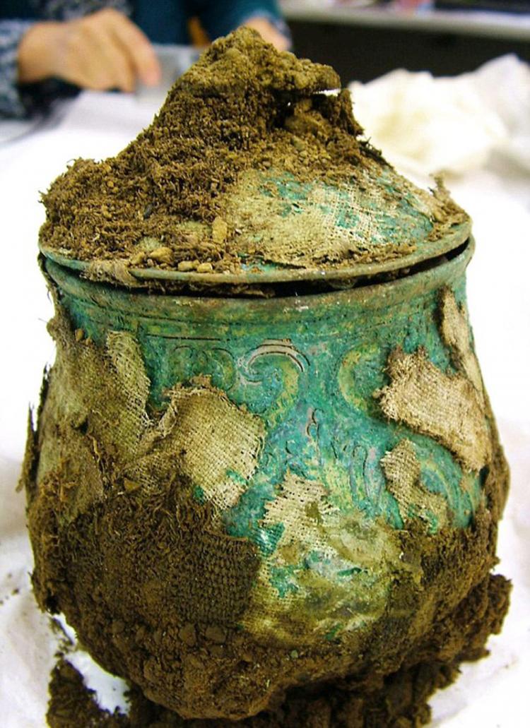 图为可能是加洛林王朝最大的银壶，或有1200年历史。