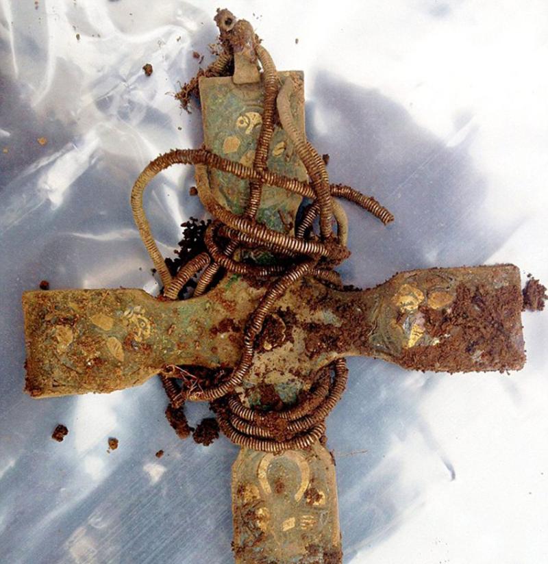 这批宝藏中还有一个早期的基督教银十字架，其年代可能追溯到9或10世纪。