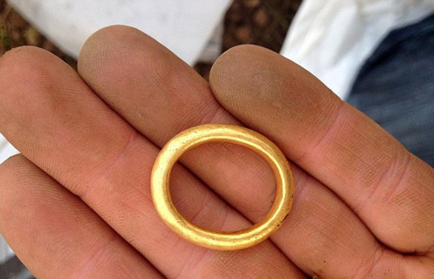 金戒指呈椭圆形，说明曾被人戴过。