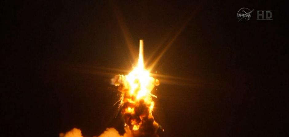 周二的爆炸始于靠近火箭底部的地方。 Photograph by NASA TV via AP