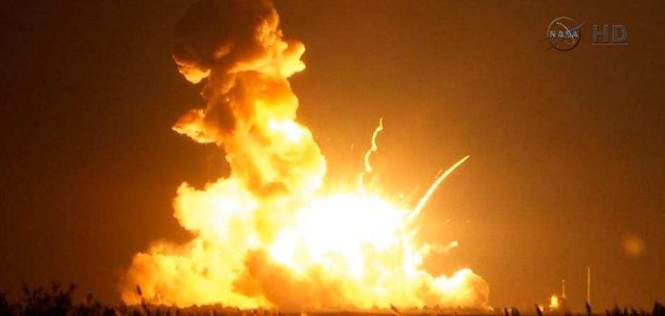 一艘火箭在发射六秒钟后升空失败，毁了一项再补给国际太空站的任务。 Photograph by NASA TV via AP
