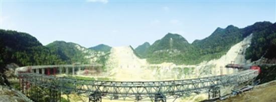 位于贵州省黔南州平塘县克度镇金科村的500米口径球面射电望远镜全景。FAST工程办公室提供