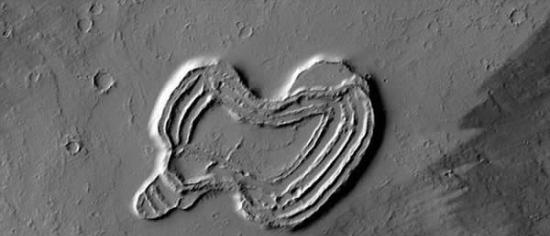 高分辨率成像科学实验相机(HiRISE)最新拍摄到火星表面存在一个心形陨坑。