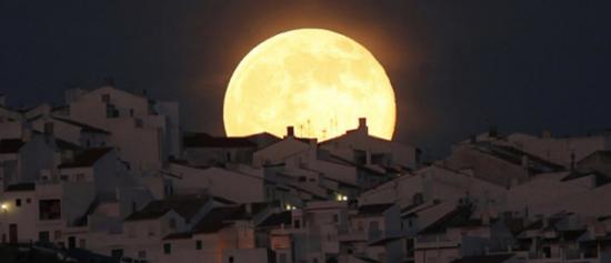 皎洁巨大的“超级月亮”在西班牙南部加的斯冉冉升起