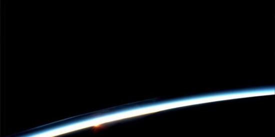 国际空间站捕捉太空日出绝美场景