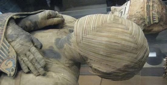 埃及村庄废弃水域中发现用亚麻布包裹着的木乃伊及木棺