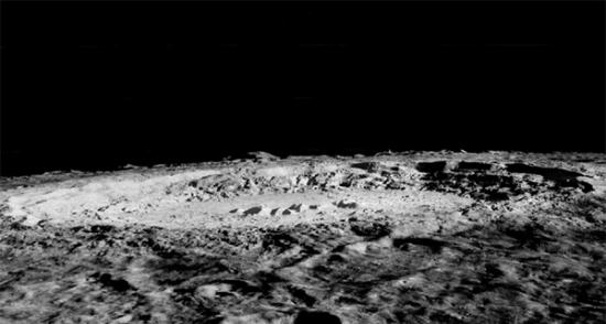 月球陨石坑中的矿物质可能是天体撞击时的残留物