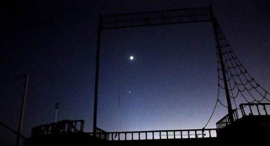 青岛夜空中的金星伴月
