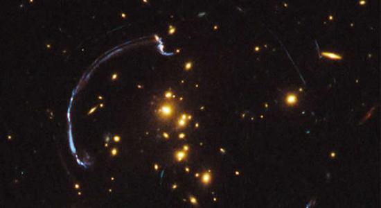 宇宙引力透镜可发现100亿年前的宇宙天体