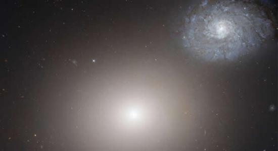M60椭圆星系中存在45亿倍太阳质量的恐怖黑洞