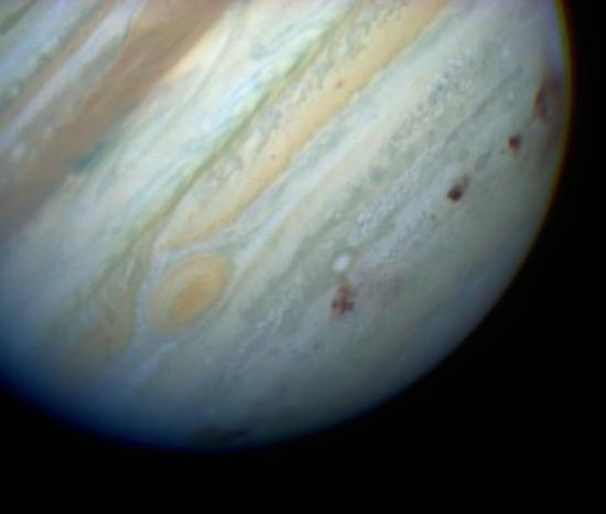 褐色的斑点就是1994年苏梅克-列维九号彗星碎片穿透木星大气层的地点。