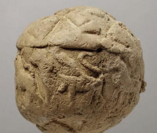 目前大约幸存着150个黏土球，其体型从高尔夫球至棒球大小不等，图中的黏土球挖掘于伊朗Choga Mish遗址