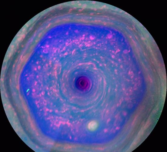 六角风暴揭示土星的自转周期