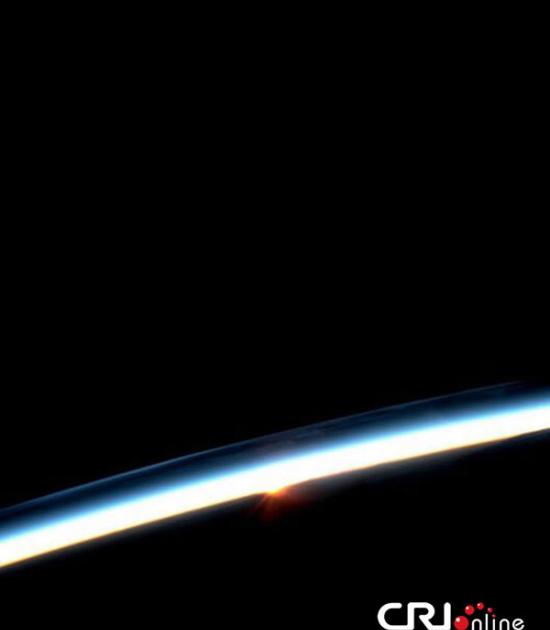 国际空间站捕捉太空日出绝美场景