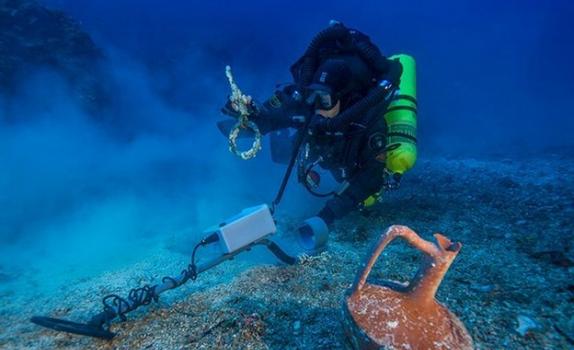 国际考古学家小组重新挖掘一艘2000年前的失事的古沉船残骸