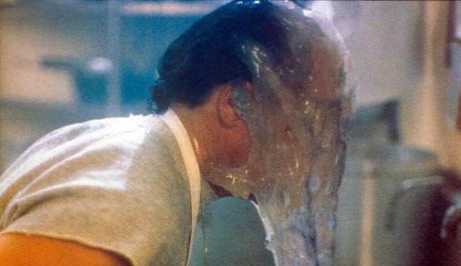 在1988年的电影《幽浮魔点》中如变形虫般的有机体在加州小镇中大开杀戒，吞噬人类。 / Photograph by Moviestore collection