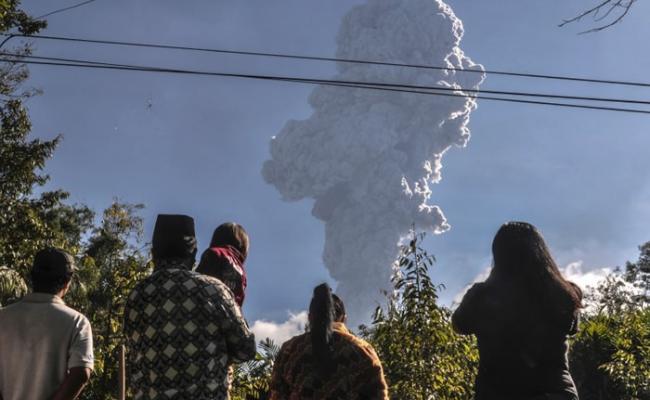 印尼爪哇岛的默拉皮火山喷发 火山灰喷至6公里高