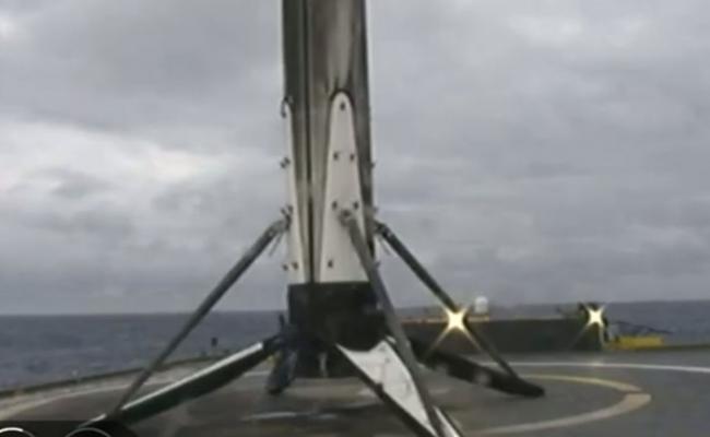 猎鹰重型火箭成功上太空。