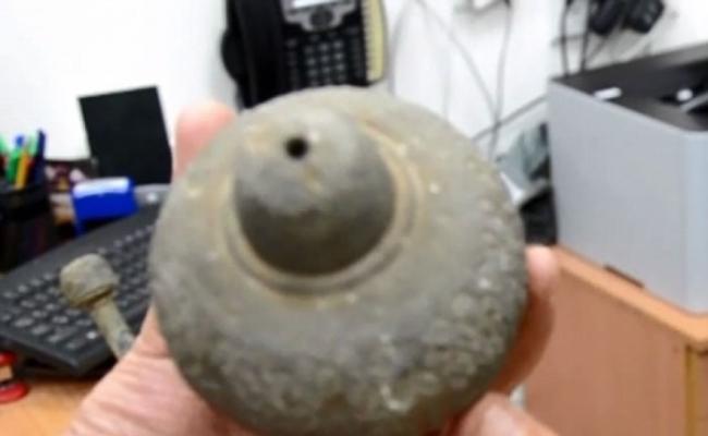 土制手榴弹顶端有一个保险丝孔，用以倒进易燃的液体。