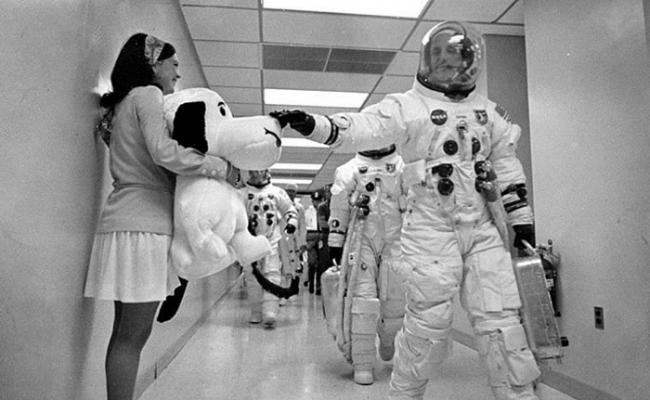 太空人当年出发前，曾摸摸“史努比”卡通公仔祝愿好运。
