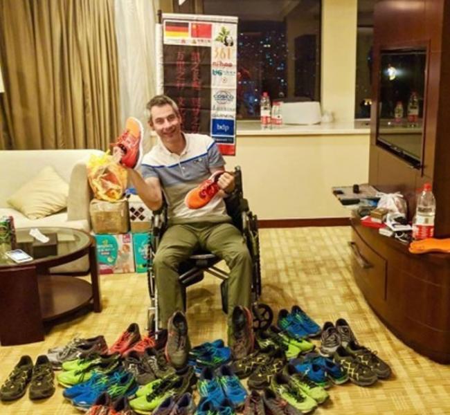 德国男子横跨1万1249公里跑到中国 跑烂40双鞋