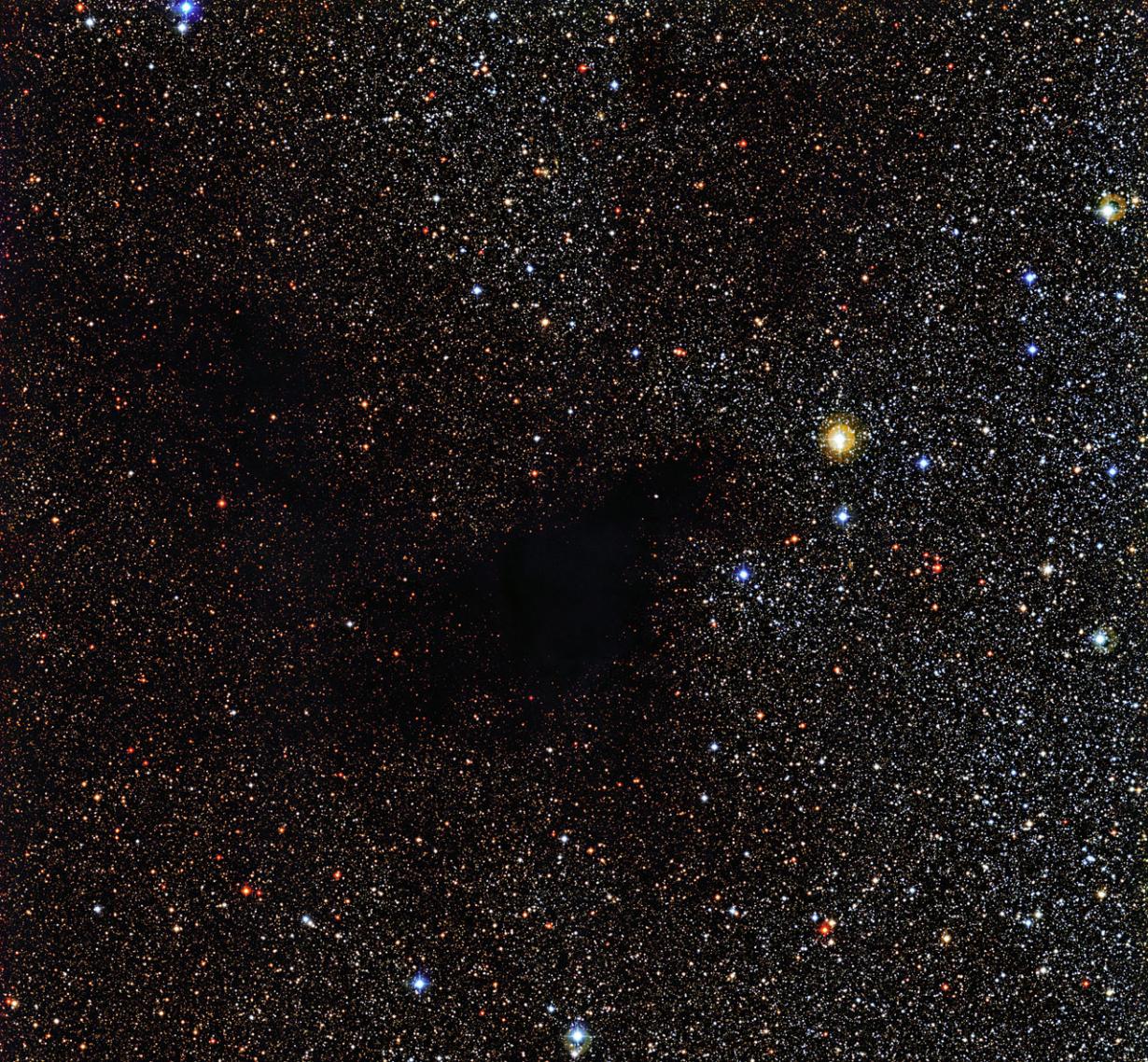 欧洲南方天文台最新拍摄的巨蛇座暗星云LDN 483
