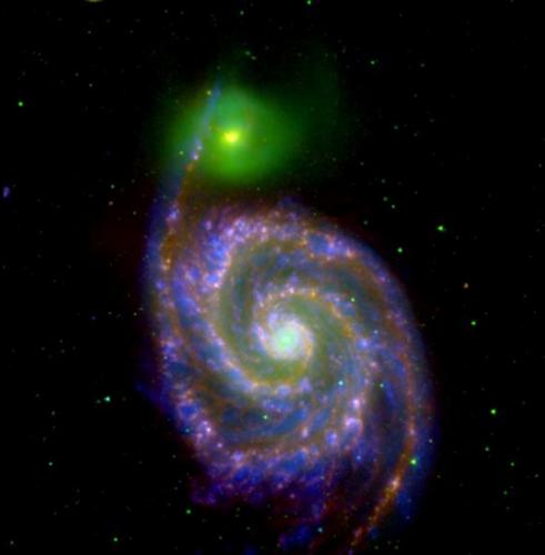 图为假色、多波长且相互作用的M51A星系和M51B星系