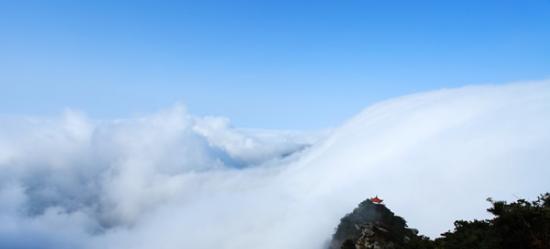 江西庐山出现罕见而壮观的瀑布云