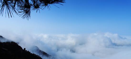 江西庐山出现罕见而壮观的瀑布云