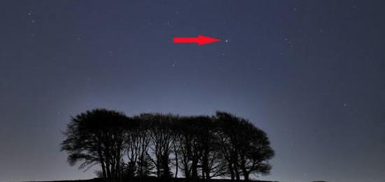 本周六，科学家宣布ISON彗星进入了“全爆发模式”，这意味着彗星的亮等会大幅度增加，图中显示的为在英格兰北部达拉姆郡附近拍摄到的ISON彗星。