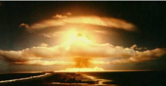 前苏联研制的沙皇炸弹引爆时产生巨大的冲击波及蕈状云